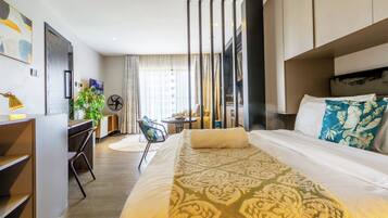 Departamento superior | Escritorio, espacio para trabajar con laptop y cortinas blackout