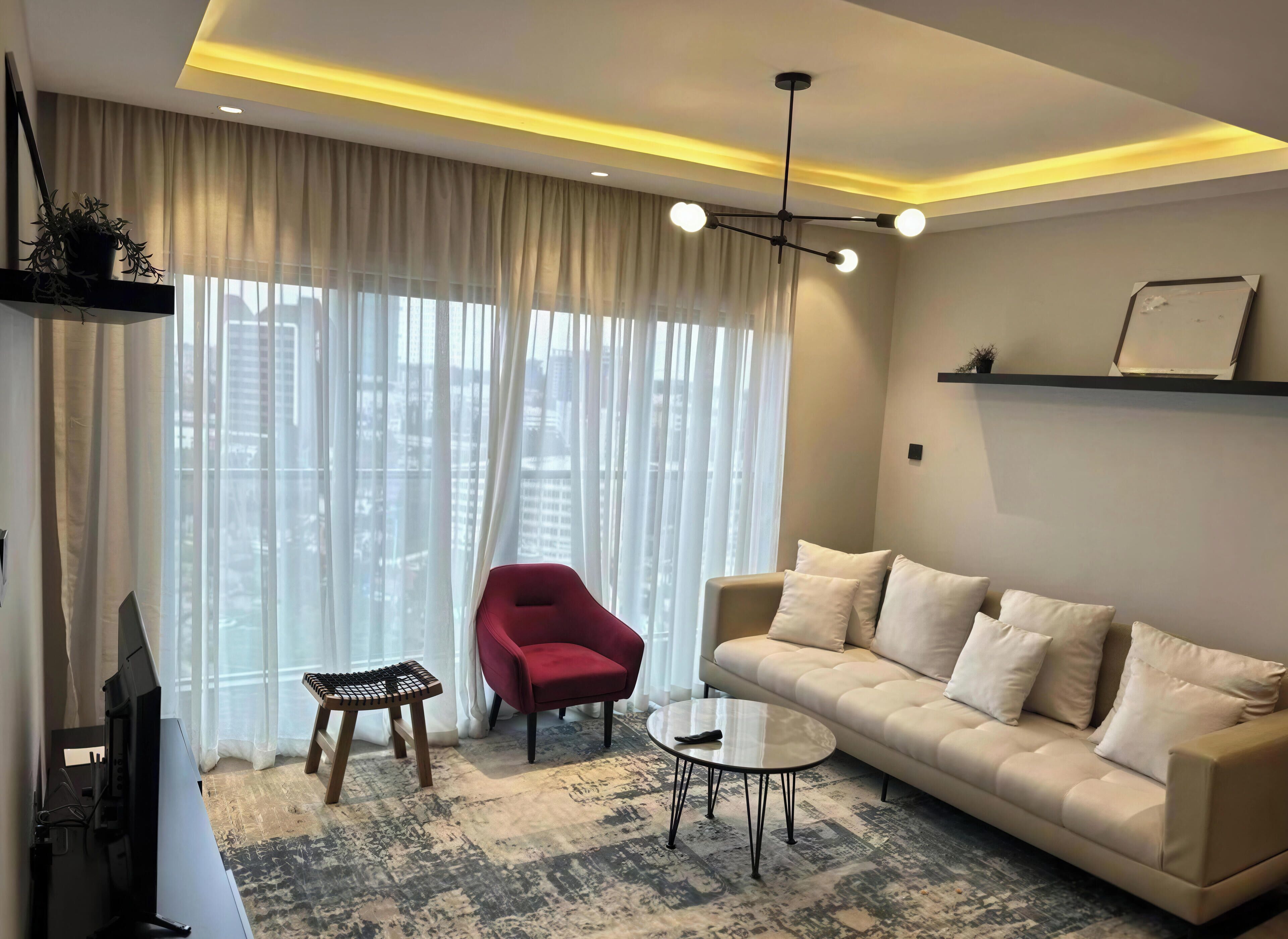 Departamento de lujo, 2 habitaciones, vista a la ciudad | Escritorio, espacio para trabajar con laptop y cortinas blackout 