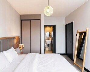 Apartamento de lujo, 2 habitaciones, vistas a la ciudad | Ropa de cama de alta calidad y colchones con acolchado adicional