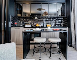 Departamento de lujo, 2 habitaciones, vista a la ciudad | Cocina privada | Utensilios de cocina 