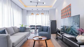 Departamento de lujo, 2 habitaciones, vista a la ciudad | Área de sala de estar