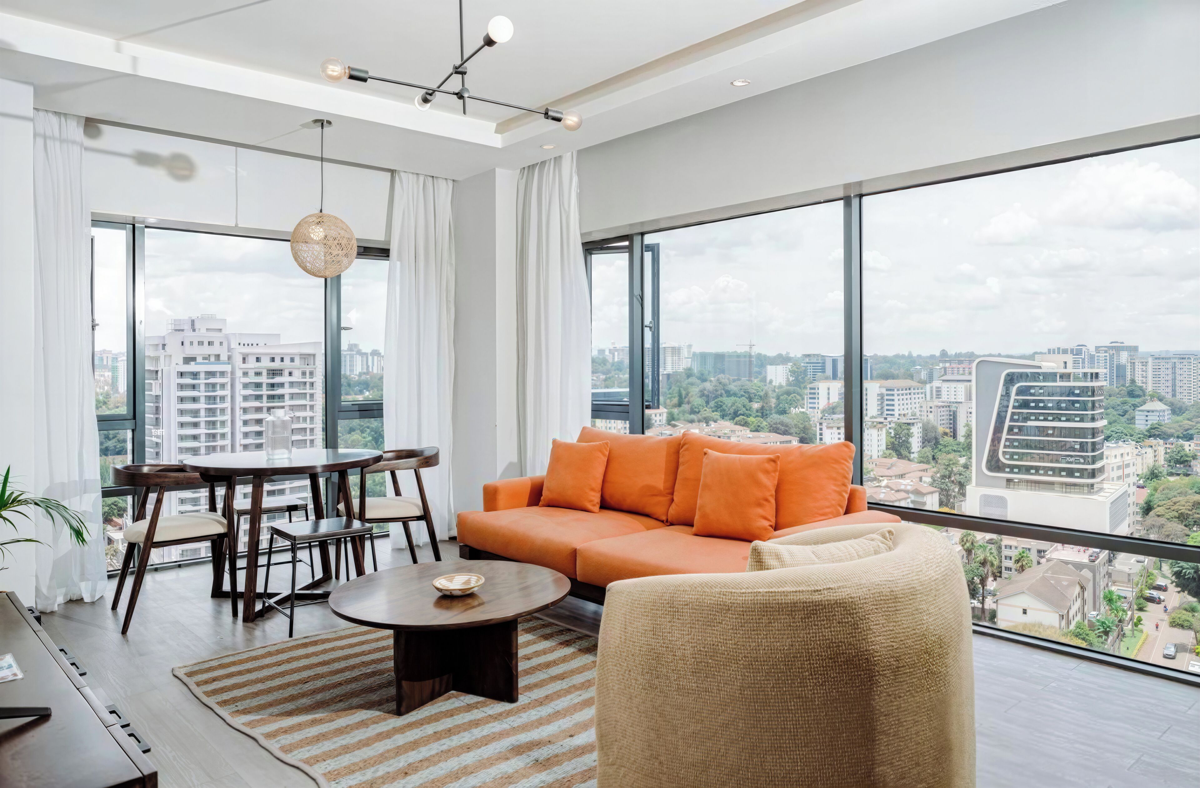 Luxury-Apartment, 2 Schlafzimmer, Stadtblick | Schreibtisch, laptopgeeigneter Arbeitsplatz, Verdunkelungsvorhänge