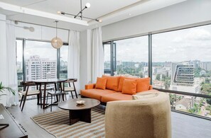 Apartamento superluxo, 2 quartos, vista para a cidade | Escrivaninha, espaço de trabalho para notebook, cortinas blackout