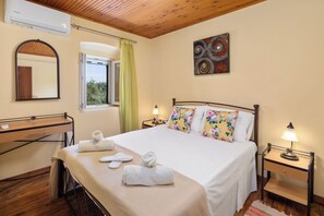 4 bedrooms, iron/ironing board, Internet, bed sheets - Charming Villa in a traditional village, 3 km from the beach of Agios Gordios (Kouramades)