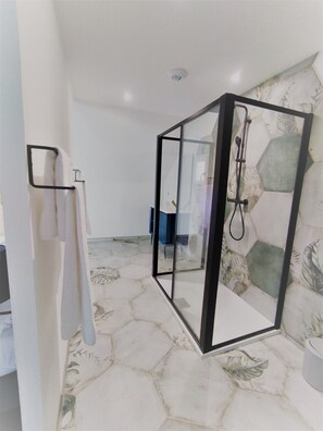 Een douche, een haardroger, handdoeken