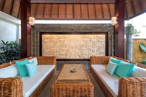 Property grounds - Luxury 5 Bed Villa With Private Pool & Bar Walk to Finns, Atlas, and Beach (Tibubeneng)