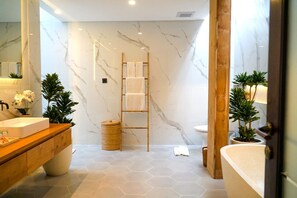Een douche, een haardroger, handdoeken, zeep