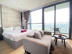 1 bedroom, iron/ironing board, Internet, bed sheets - Sea View Beauty Excellent Location - Beach Front (Muang Pattaya)