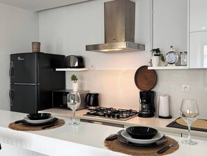 Kühlschrank, Mikrowelle, Ofen, Wasserkocher mit Kaffee-/Teezubehör