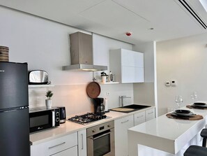 Kjøleskap, mikrobølgeovn, ovn og kaffetrakter/tekoker