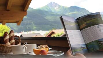 Penthouse Apartment | Brankas, ruang kerja ramah laptop, kedap suara, dan setrika/meja setrika