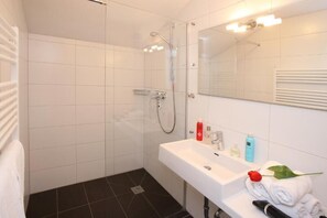 Apartment with mountain view, balcony or terrace | Bathroom - Annika Apartments (Zell am See)