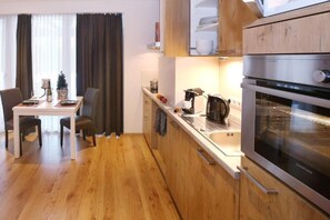 Departamento Deluxe, patio, vista al jardín | Cocina privada | Periquera