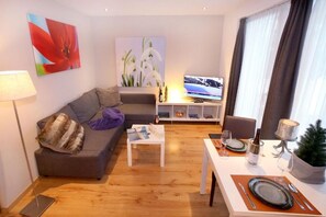 Departamento Deluxe, patio, vista al jardín | Área de sala de estar
