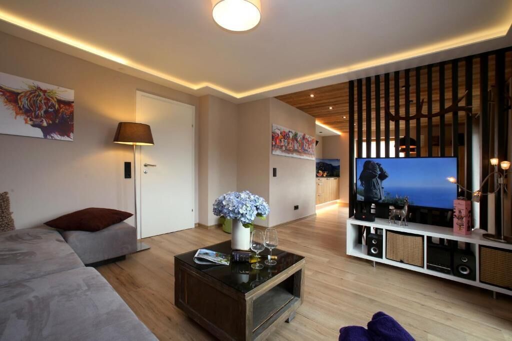 Apartment mit Bergblick, Balkon oder Terrasse | Wohnbereich