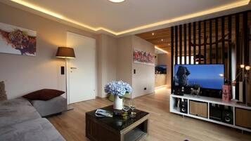 Apartment mit Bergblick, Balkon oder Terrasse | Wohnbereich