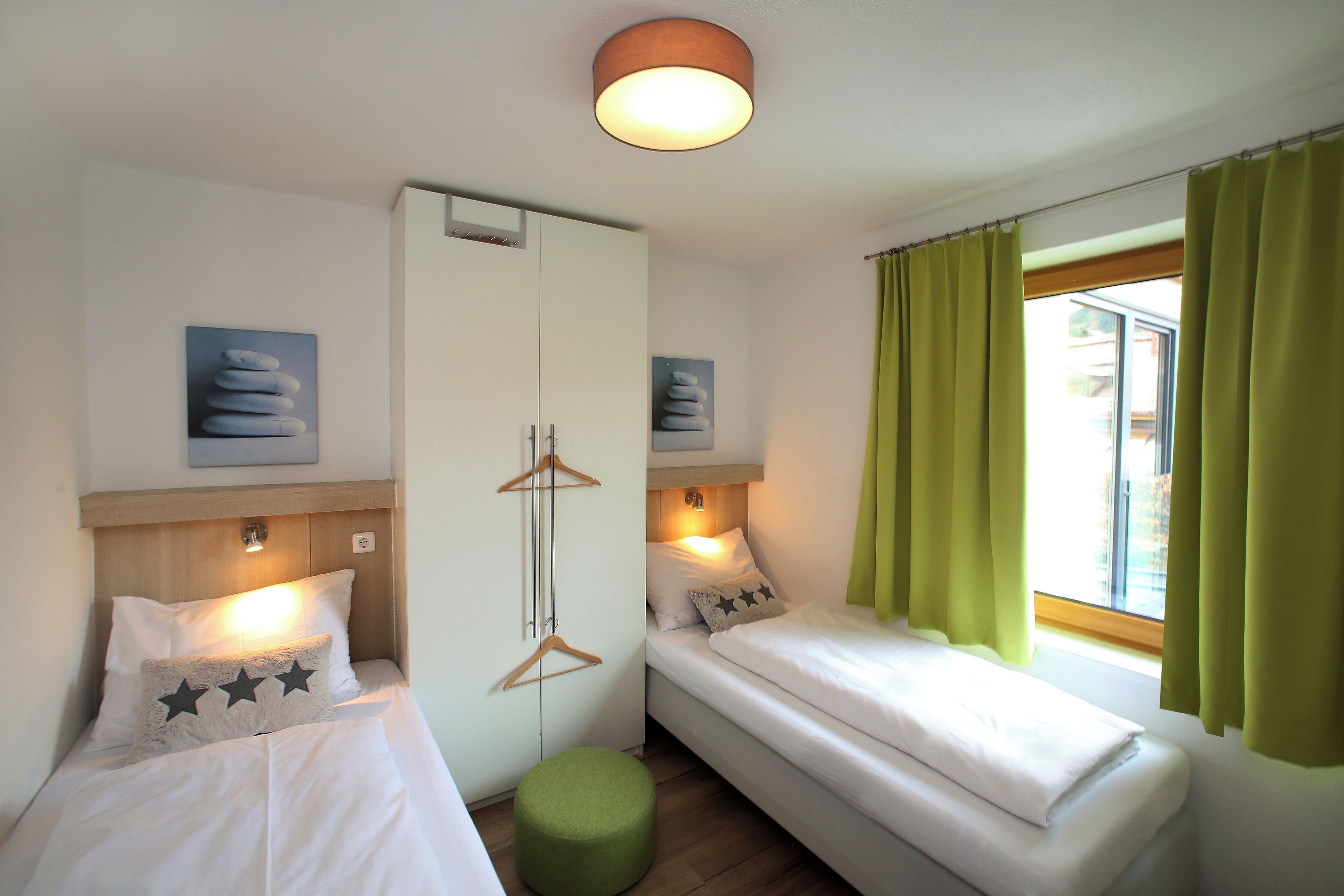 Zimmersafe, laptopgeeigneter Arbeitsplatz, schallisolierte Zimmer