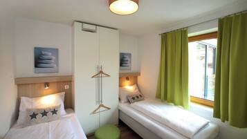 Zimmersafe, laptopgeeigneter Arbeitsplatz, schallisolierte Zimmer