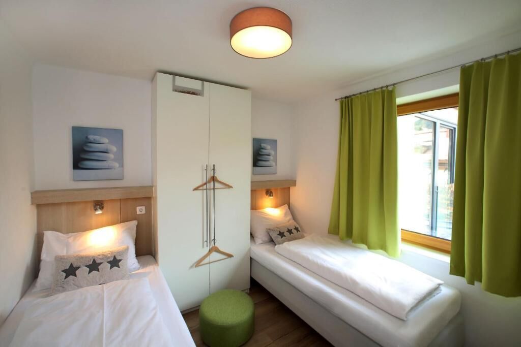 Apartment mit Bergblick, Balkon oder Terrasse | Zimmersafe, laptopgeeigneter Arbeitsplatz, schallisolierte Zimmer