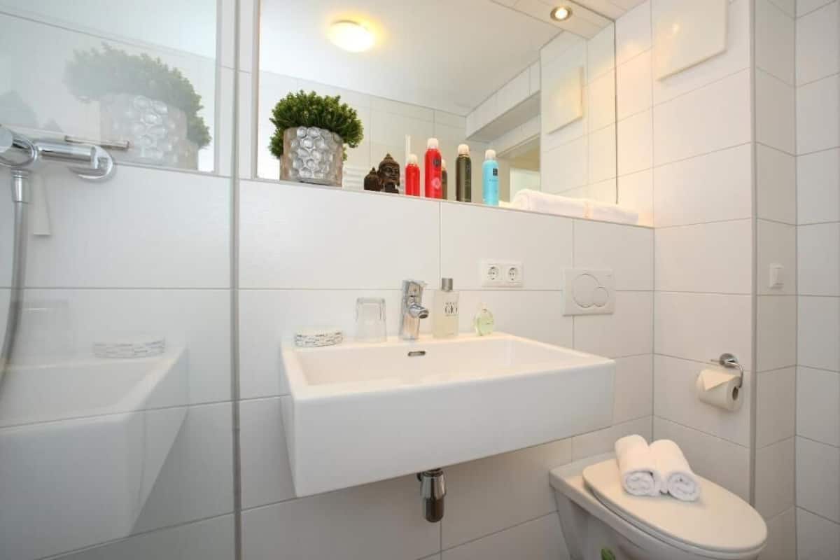 公寓, 陽台, 山景 | 浴室 | 淋浴設備、吹風機、毛巾、肥皂