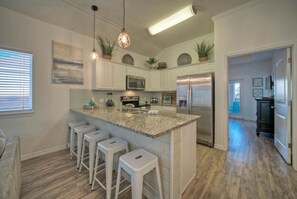 Fridge, microwave, oven, stovetop - Beachside Buyout (#601, #204) - Isla View & Down the Shore (Port Aransas)