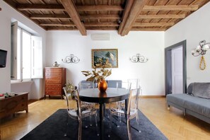 Smart TV, books - Authentic roman elegance in Campo dei Fiori (Roma)