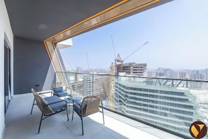 Luxury-Apartment, Balkon, Stadtblick | Balkon
