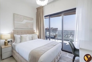 Luxury-Apartment, Balkon, Stadtblick | Bettwäsche aus ägyptischer Baumwolle, hochwertige Bettwaren, Zimmersafe