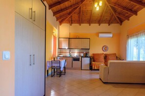 Televisie, een open haard en een kantoor