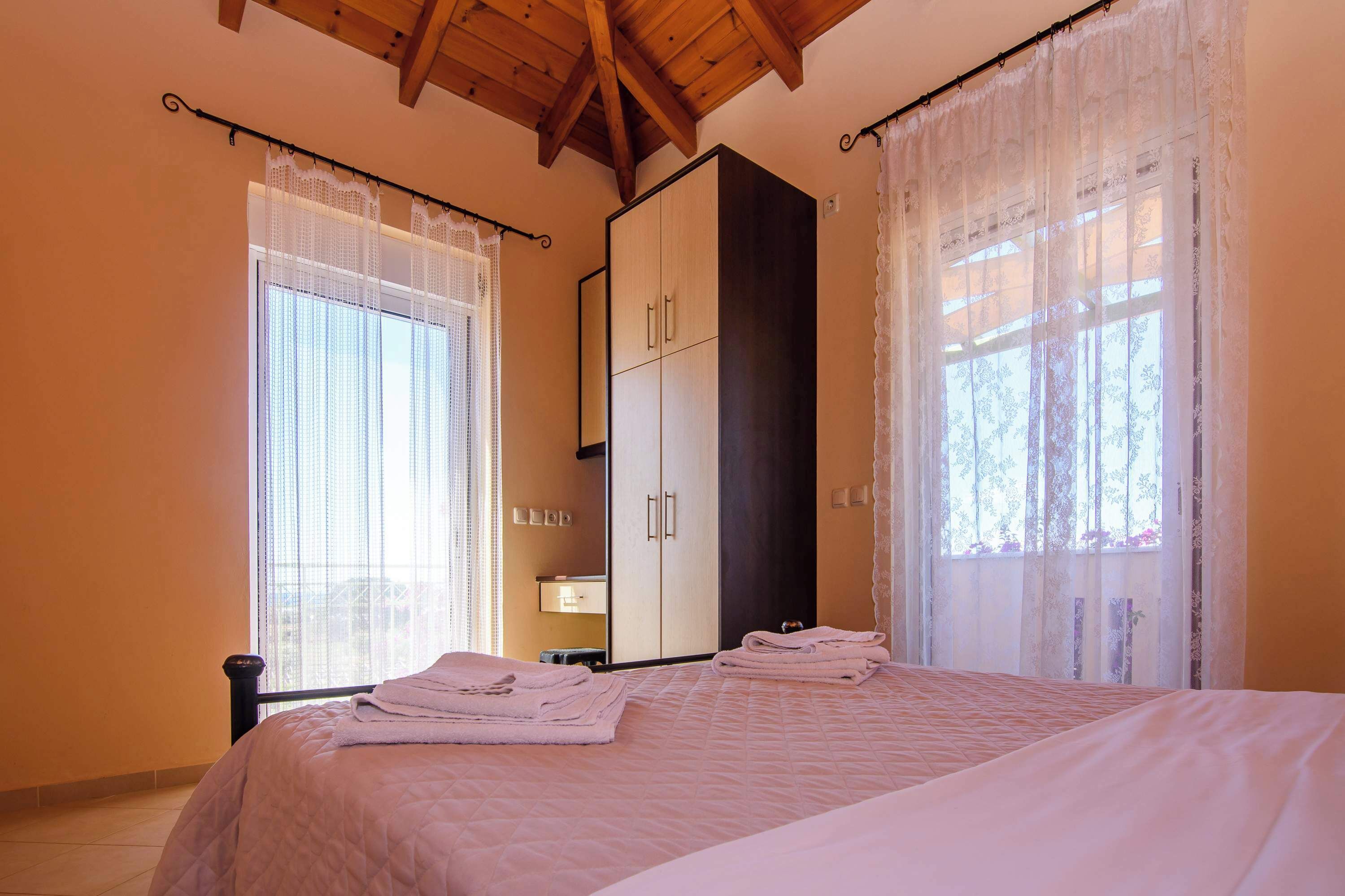 Tabla de planchar con plancha, cuna de viaje, wifi y ropa de cama 