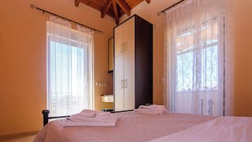 Tabla de planchar con plancha, cuna de viaje, wifi y ropa de cama