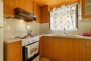 Fridge, oven, stovetop, coffee/tea maker - Holiday Home 'Studio Liana' with Private Terrace, Wi-Fi and Air Conditioning (ΙΘΑΚΗΣ)