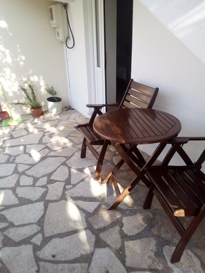 Outdoor dining - Holiday Home 'Studio Liana' with Private Terrace, Wi-Fi and Air Conditioning (ΙΘΑΚΗΣ)