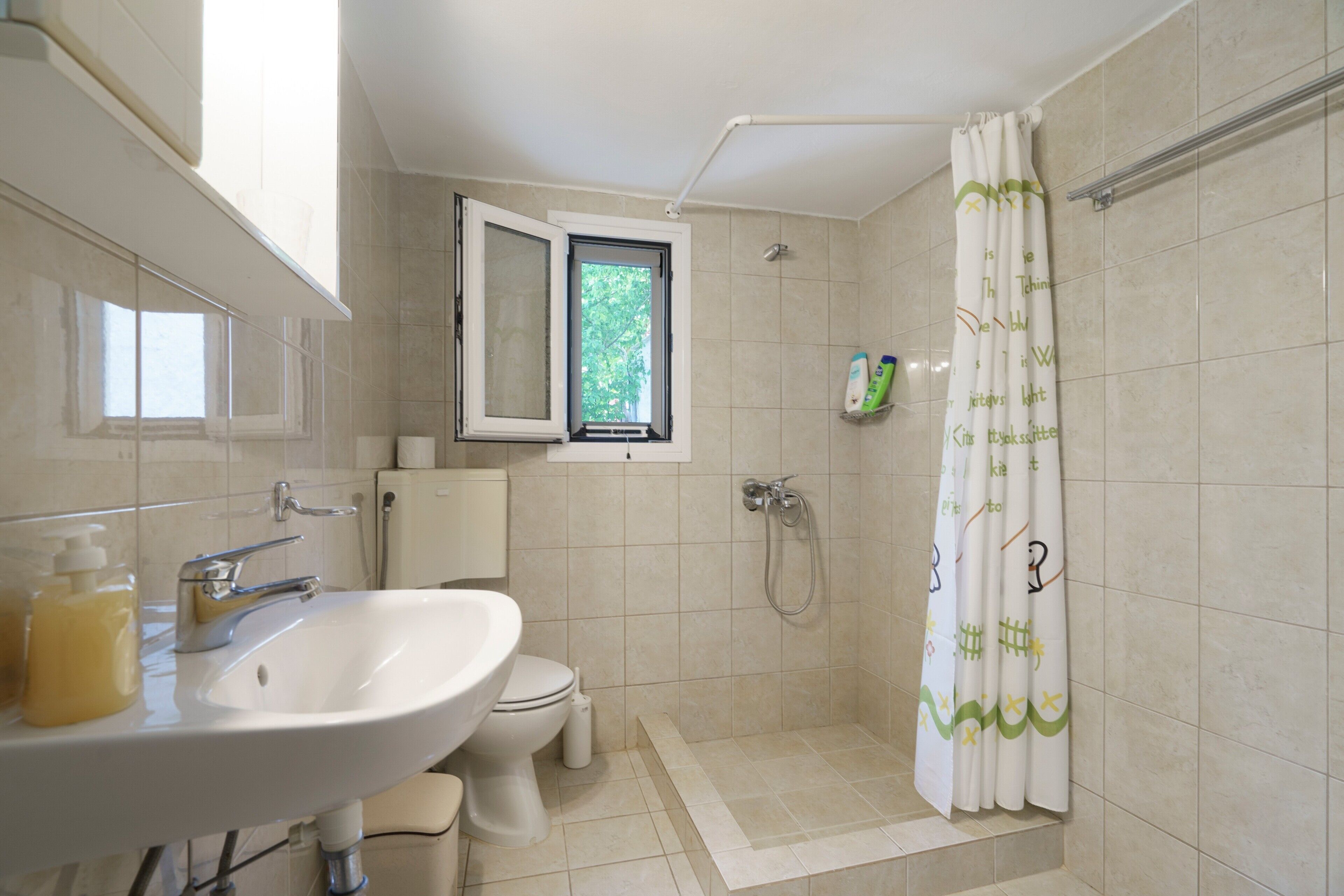 Een douche, een haardroger, handdoeken