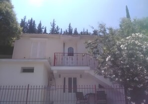 Exterior detail - Holiday Home 'Studio Liana' with Private Terrace, Wi-Fi and Air Conditioning (ΙΘΑΚΗΣ)