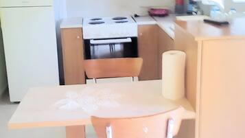 Køleskab, ovn, kogeplade, kaffe-/temaskine