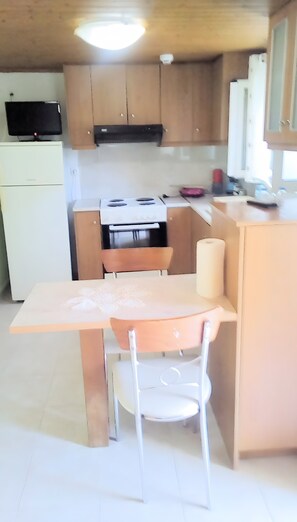 Fridge, oven, stovetop, coffee/tea maker - Holiday Home 'Studio Liana' with Private Terrace, Wi-Fi and Air Conditioning (ΙΘΑΚΗΣ)