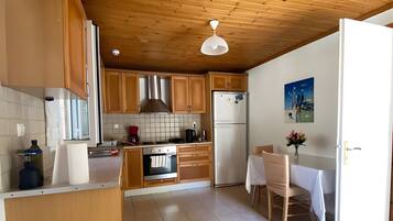 Geladeira, fogão, cooktop, cafeteira/chaleira