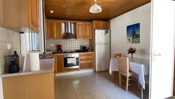 Fridge, oven, stovetop, coffee/tea maker