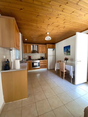 Kühlschrank, Ofen, Herdplatte, Wasserkocher mit Kaffee-/Teezubehör