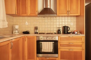 Refrigerador, horno, parrilla de estufa y cafetera y tetera 