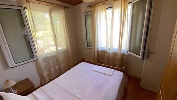 Iron/ironing board, WiFi, bed sheets