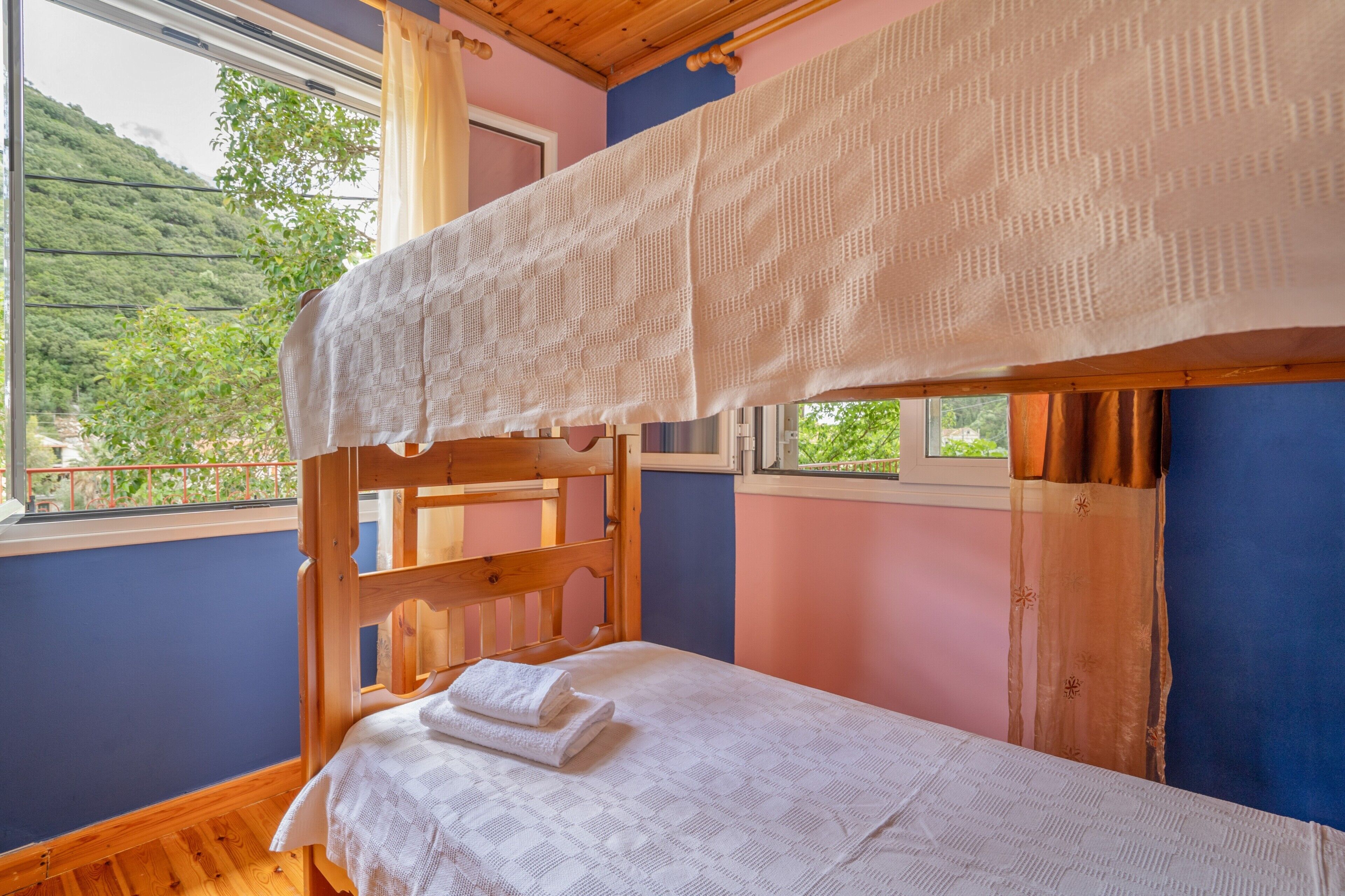 3 chambres, fer et planche à repasser, Wi-Fi, draps fournis