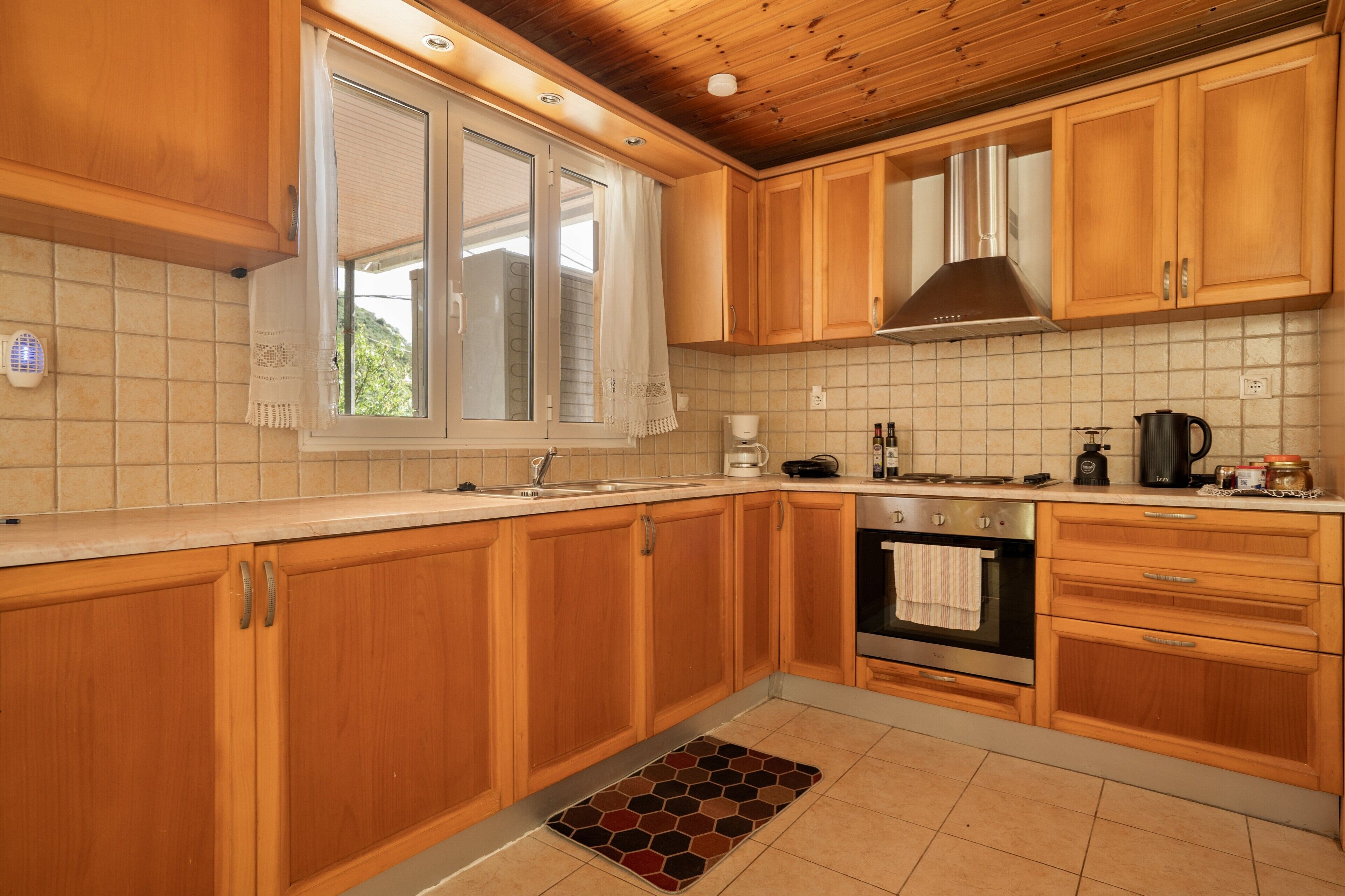 Fridge, oven, stovetop, coffee/tea maker