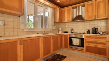 Fridge, oven, stovetop, coffee/tea maker
