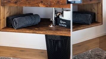 Dusche, Haartrockner, Handtücher, Seife