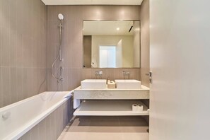 Shower, hair dryer, shampoo - AL Zorah 1 Bedroom Sea View (Ajman)