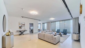 TV, offices - Al Zorah 4 Bedroom Penthouse with Sea View (Ajman city)