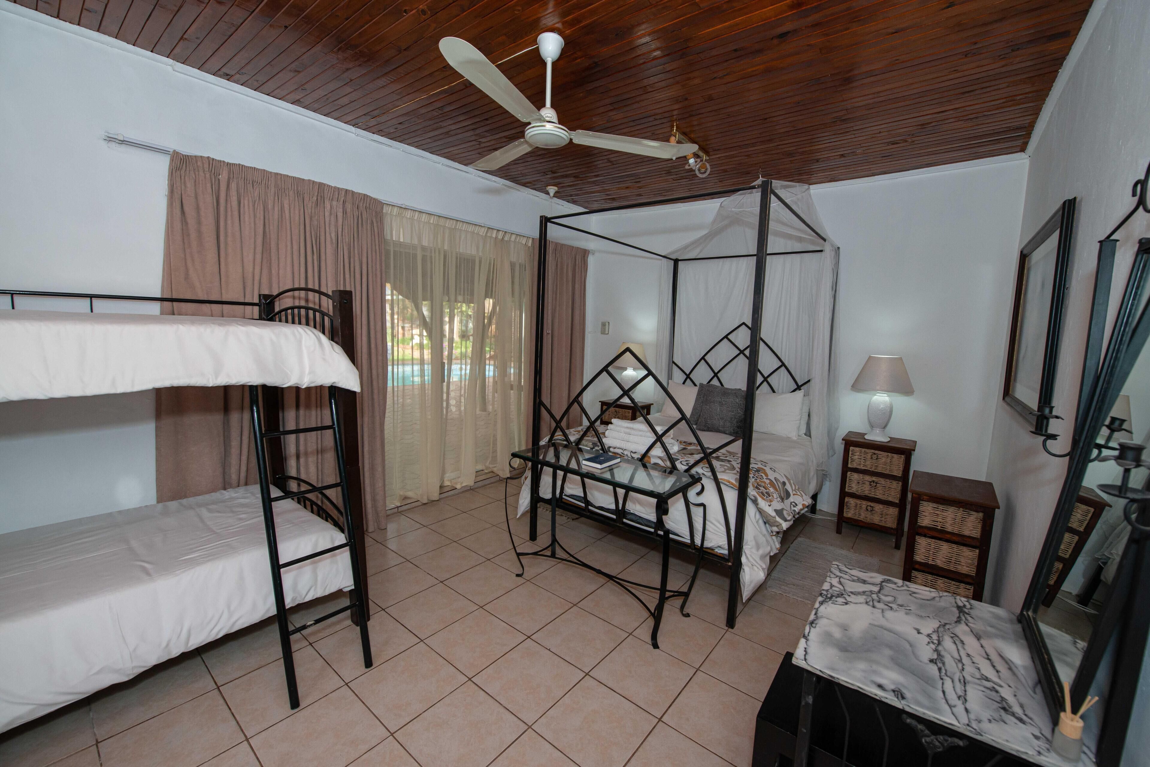 Escritorio, tabla de planchar con plancha y wifi gratis 