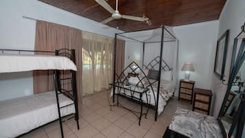 Escritorio, tabla de planchar con plancha y wifi gratis